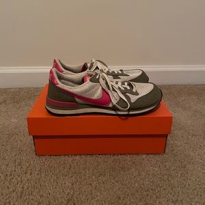 Nike women’s revolution 2 wide size 6 sneakers